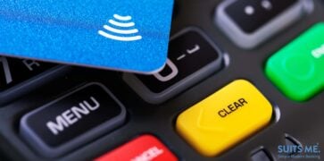 Pago sin contacto: tarjeta de débito azul en el terminal de transacciones