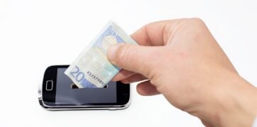Poner dinero en un teléfono